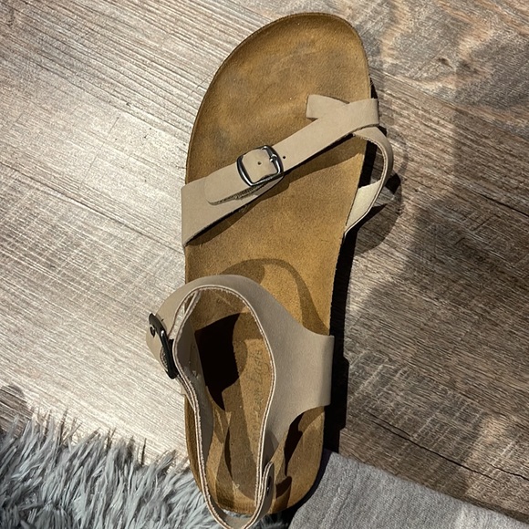 American eagle sandals - Picture 2 of 3